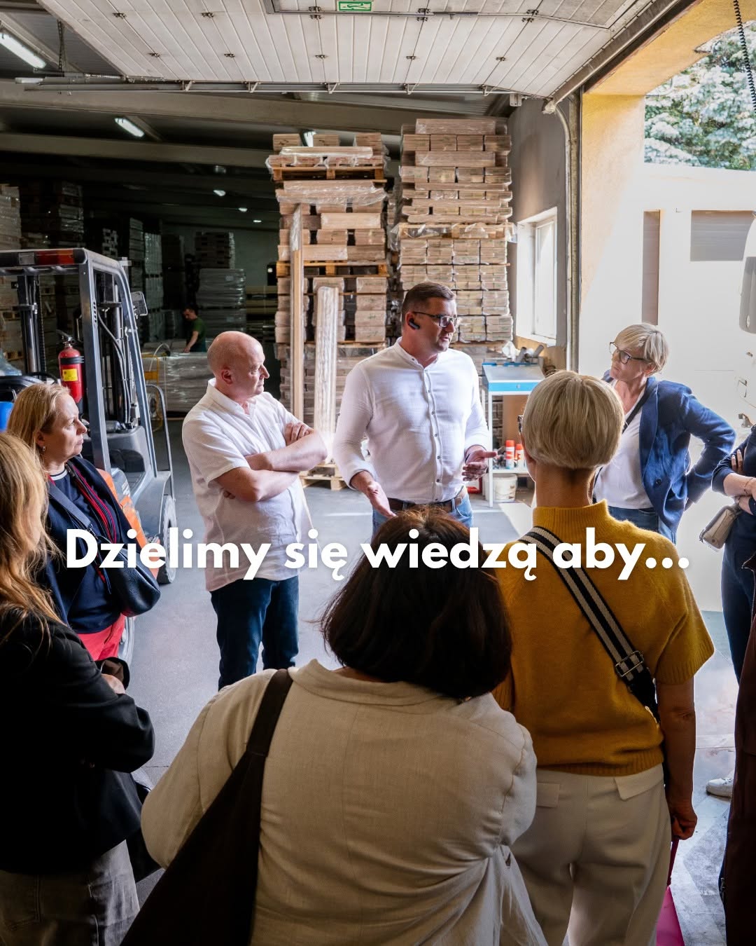 Goście poznają proces produkcji podłóg w fabryce WALCZAK
